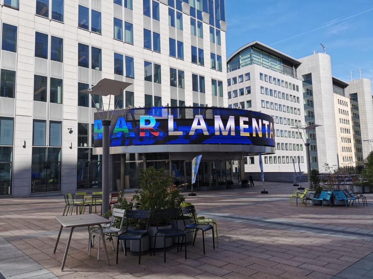 Design Europarlament Apartment With Private Terrace — Photos 1